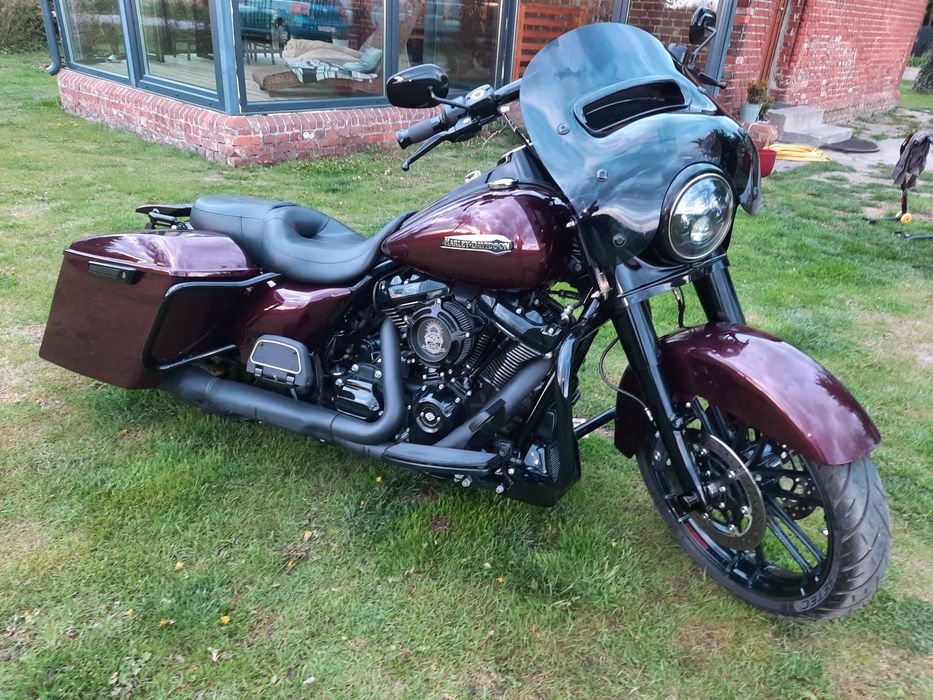 Piekny Harley Road King w stylu bagger