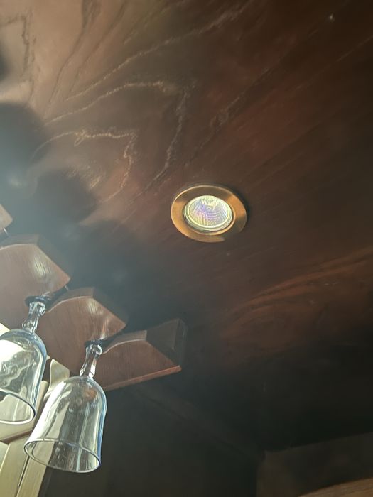Bar de sala, com dois bancos