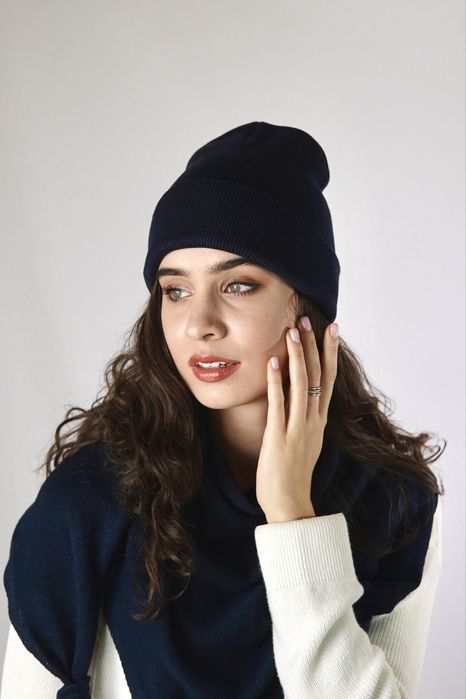 Однотонна подвійна шапка з відворотом, є багато кольорів