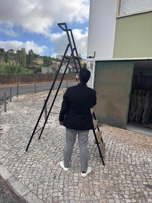 Escadote de ferro e madeira com 8 degraus