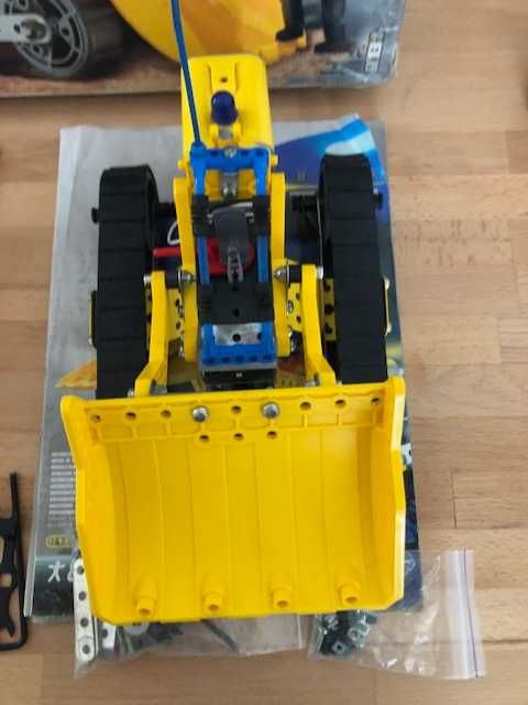 Конструктор Future Master 7600 з двигуном + подарунок