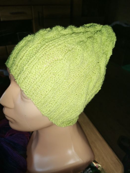Czapka ręcznie robiona na drutach