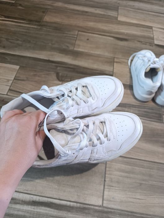 Білі кросівки asics