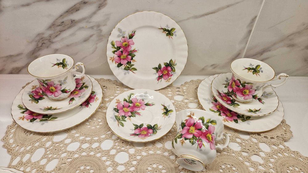 Royal Albert тріо "шипшина"