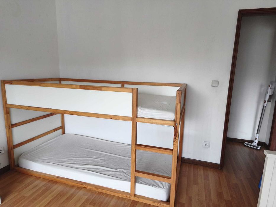 BAIXOU o PREÇO IMPERDÍVEL! - Cama Beliche IKEA KURA (Madeira e Branco) + 2 Colchões – 1,00m x 2,10m