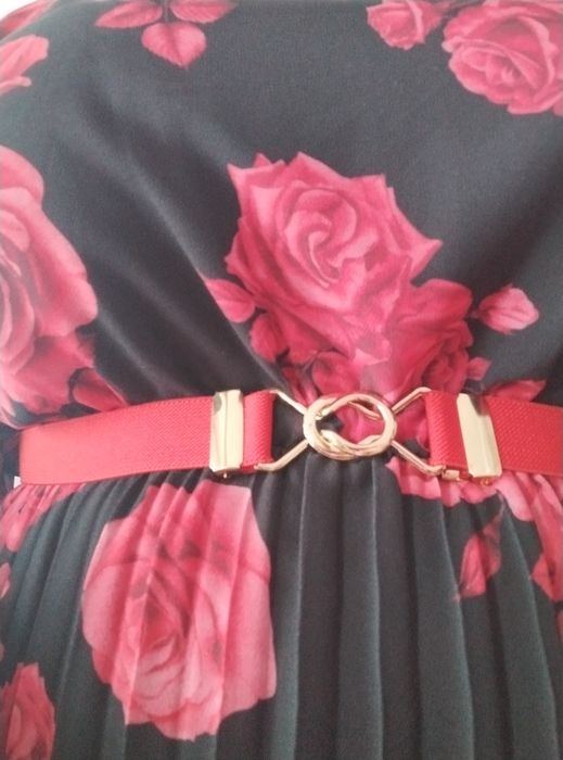 Sukienka czarna w czerwone róże długa