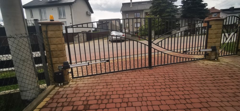 Napędy do bram przesuwnych skrzydłowych