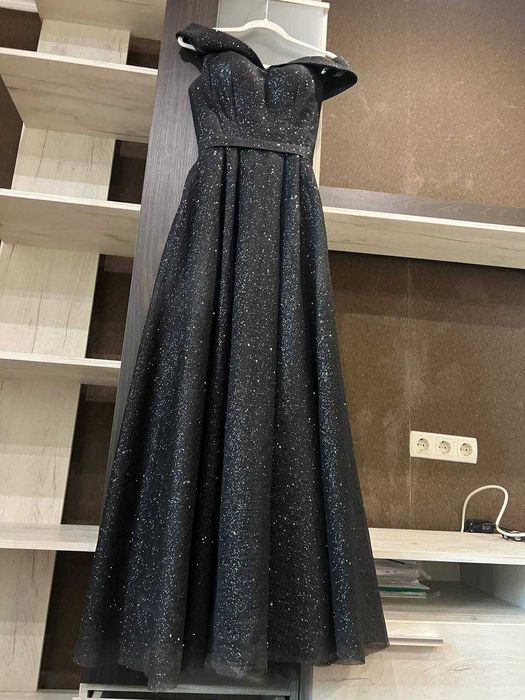 Продаю шикарну вечірню сукню для випускного вечора.