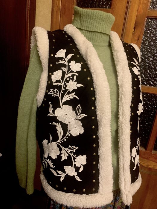 Жилетка з вишивкою