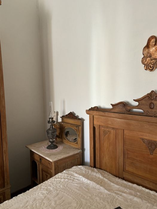 Cama secular em madeira clara