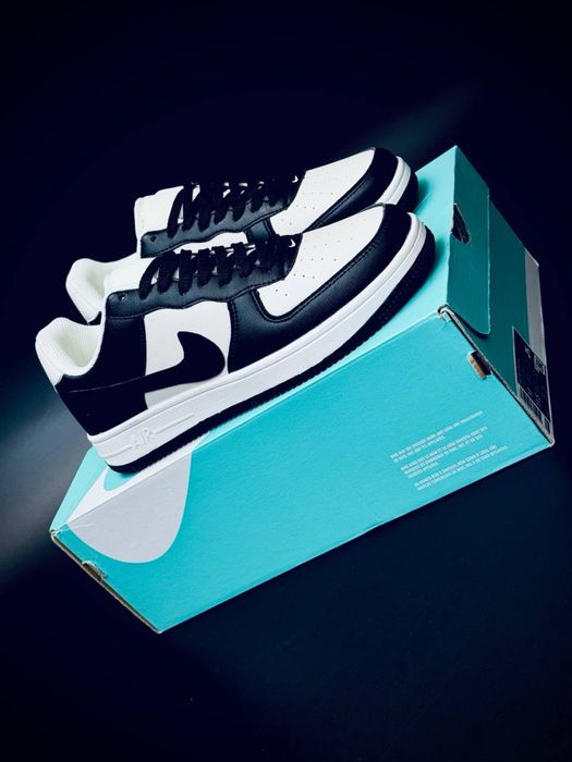 Мужские кроссовки Nike Черно-Белые кожаные красовки найк белые