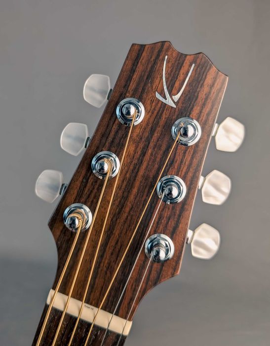 MINI — głos większy niż gitara.