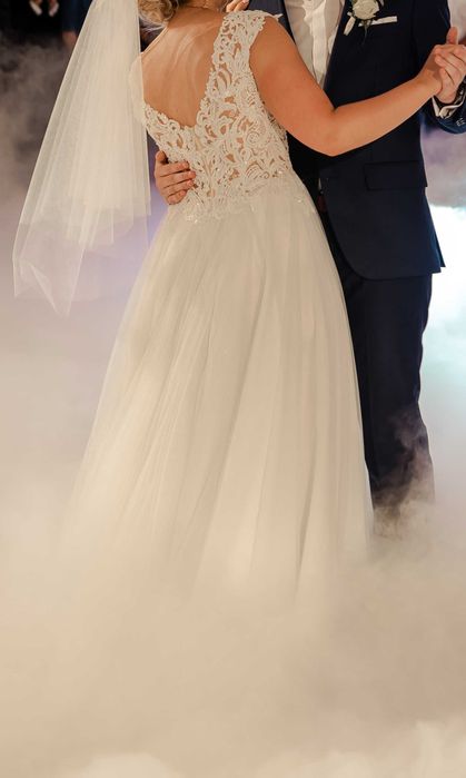 suknia ślubna zdobiona góra odkryte plecy welon