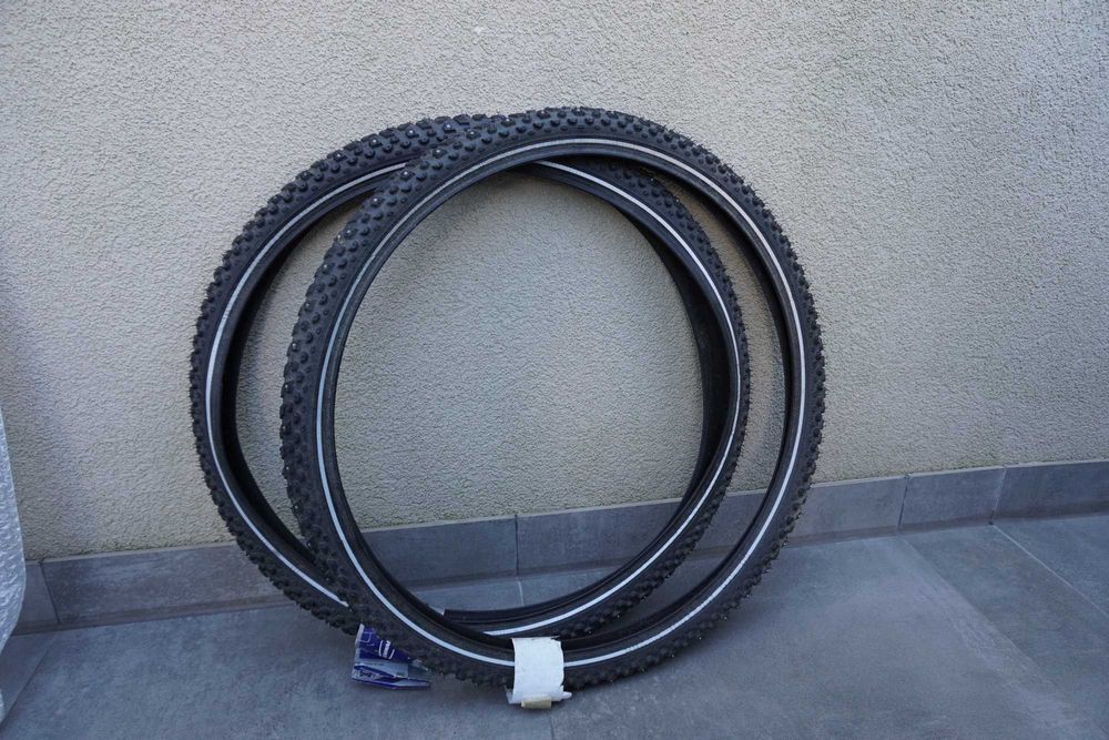 Komplet nowych opon zimowych z kolcami Schwalbe Snow Stud 26" x 1.90 / 1839 g/kpl.
