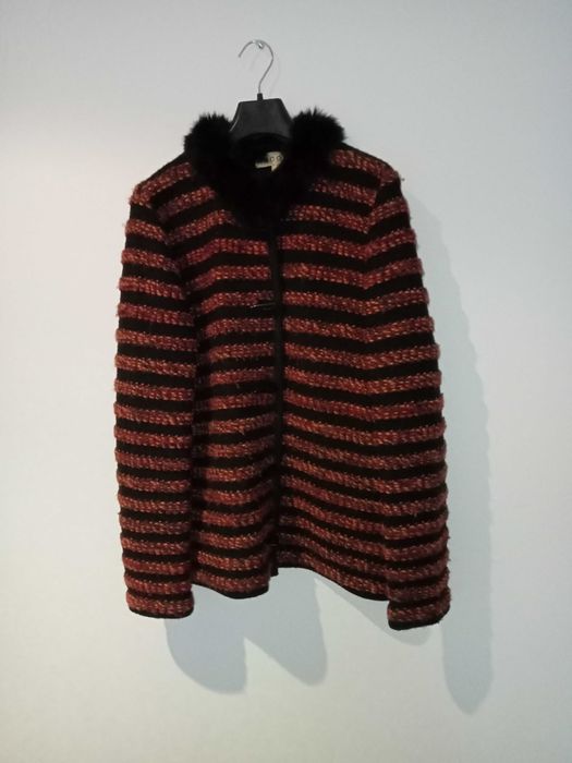 Sweter rozpinany z futerkiem w czarno - rude pasy