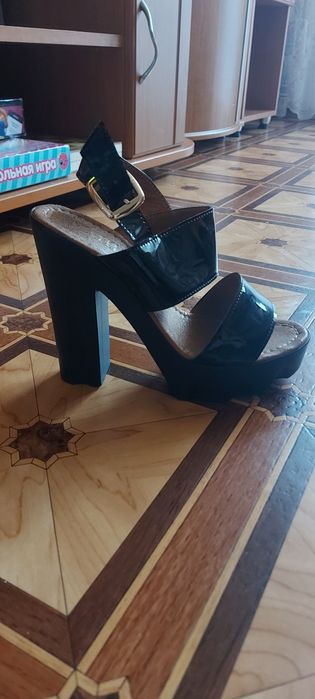 Босоножки на каблуке