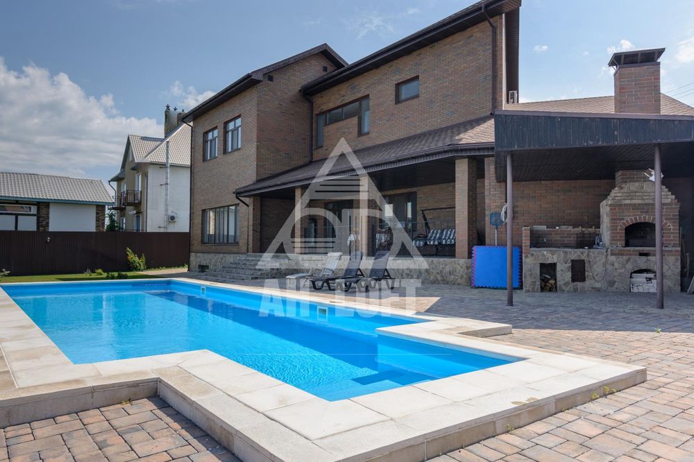 Будинок для великої родини, з басейном