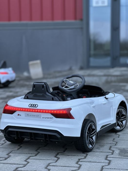 Дитячий електромобіль на акумуляторі Ауді Audi Etron GT ДЛЯ ДИТИНИ