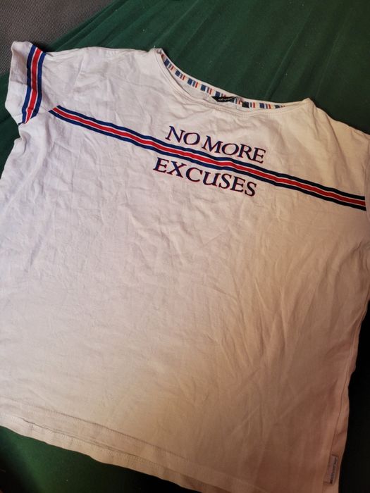 Koszulka t shirt bialy z napisami i lampasami