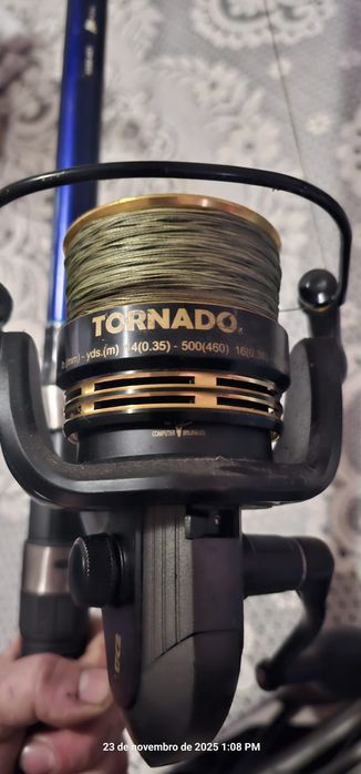 2 canas de pesca e um carreto