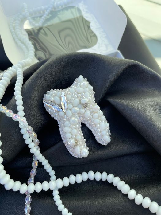 Брошка зуб ручна робота