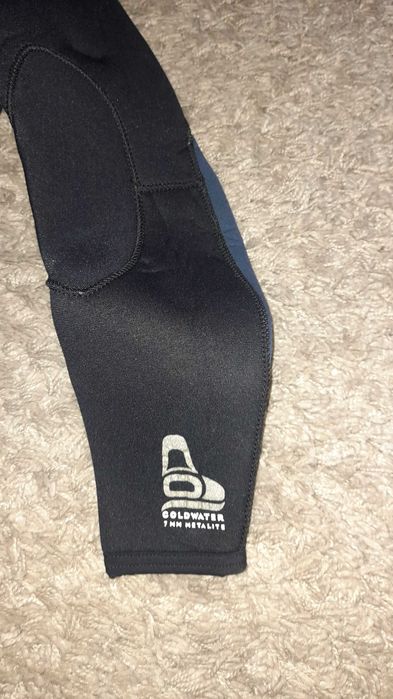 Equipamento completo de mergulho: fato 7mm, botas, máscara e saco.