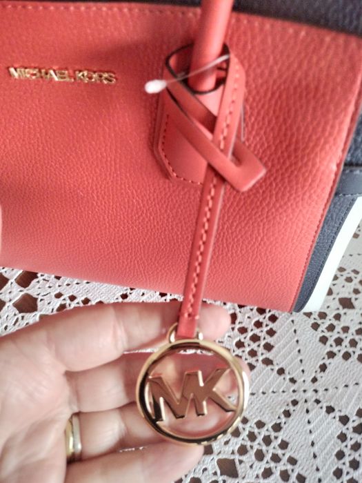 Mala tricolor Michael Kors com etiqueta