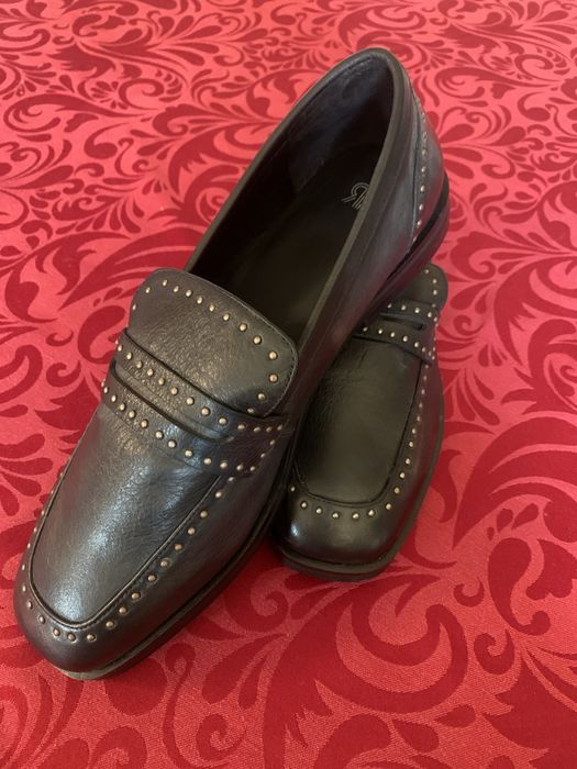 Sapatos pretos em pele