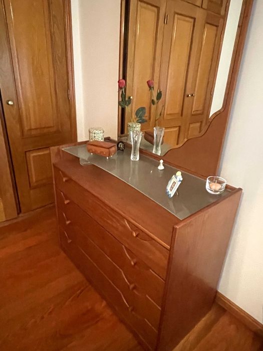 Cómoda em madeira maciça com espelho