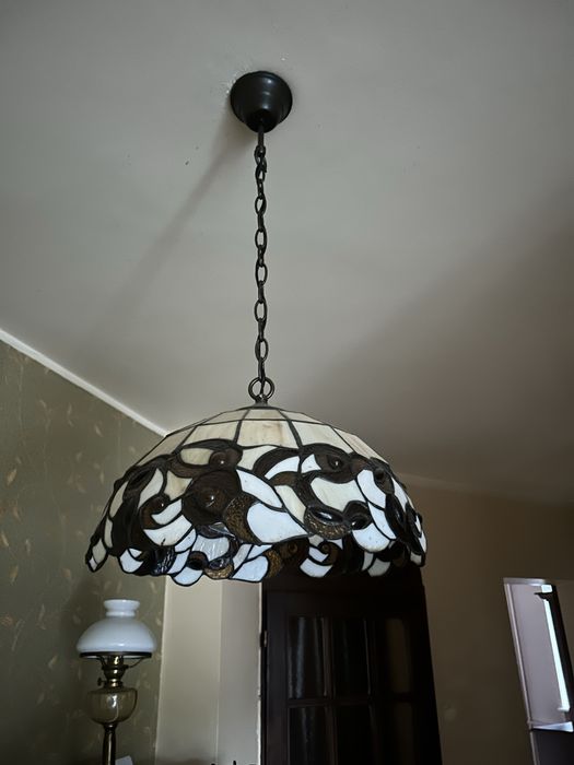 Lampa wisząca Tiffany – witrażowy klosz z motywem kwiatowym