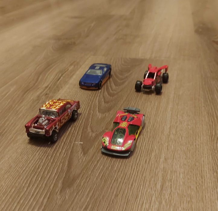 4 колекційні машинки Hot Wheels