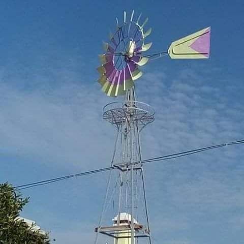 Moinho De Vento Para Tirar Água Poços  têm  uma torre  com 13 metros de altura a roda têm  2.80de diâmetro  têm  bomba e leva solas para bomba preço