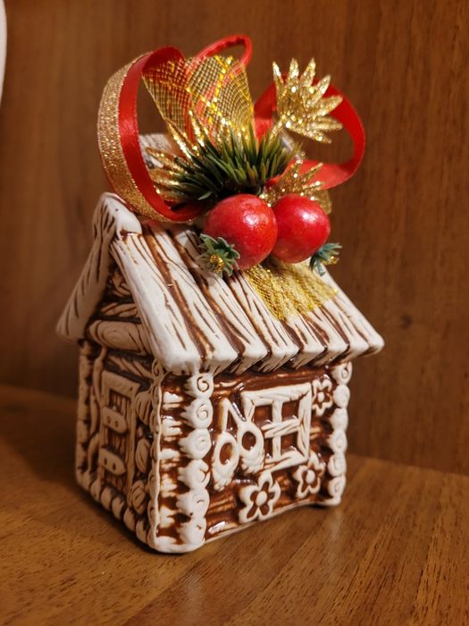 Сувенір. Декоративна фігурка у вигляді хатинки.