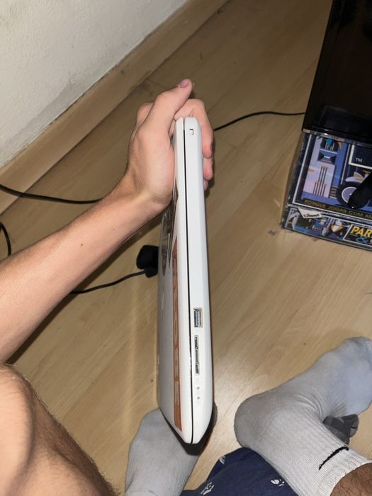 HP Laptop (With broken and turned off screen)64284544893571124