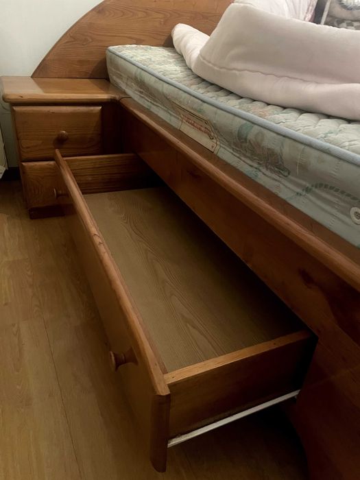 Cama madeira bem estimada