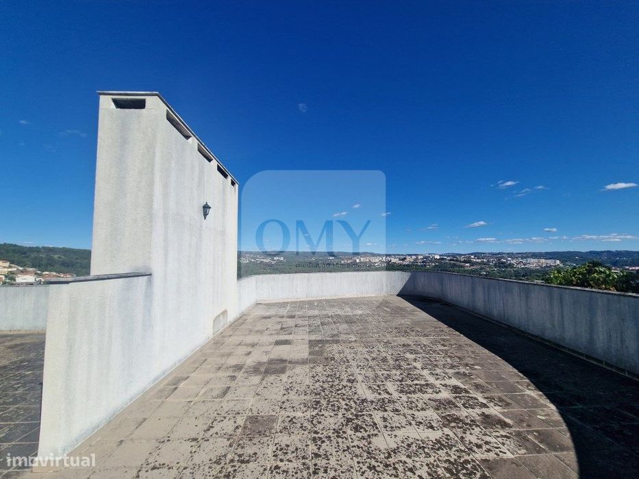 Moradia T4+1 de Rés do Chão e Andar com Terraço Panorâmico