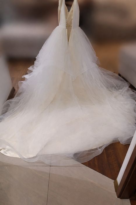 Suknia ślubna z trenem królewskim