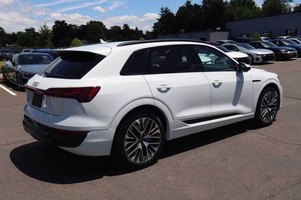 Audi Q8 e-tron quattro Premium Plus      2024