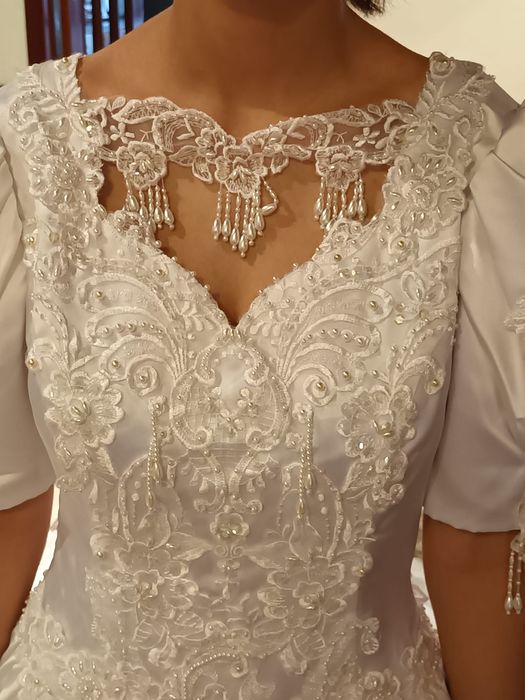 Vestido de noiva branco acetinado