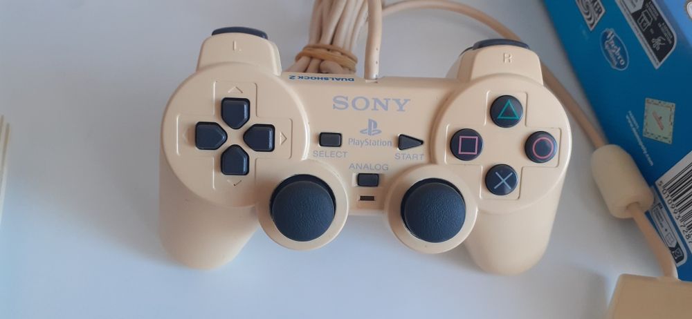 Ps2 branca (amarelada) com comando e cartão de memória