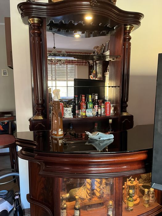 Bar em Mogno com 2 Bancos