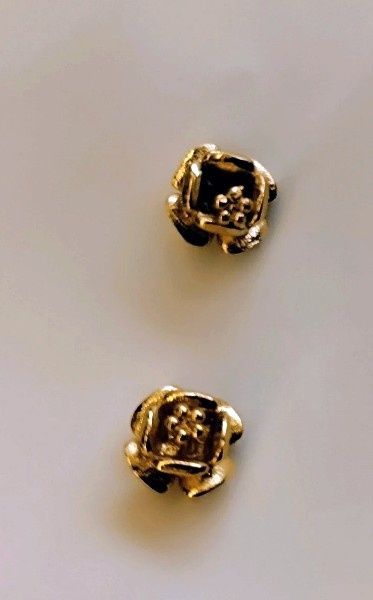Par de brincos em metal dourado, novos.