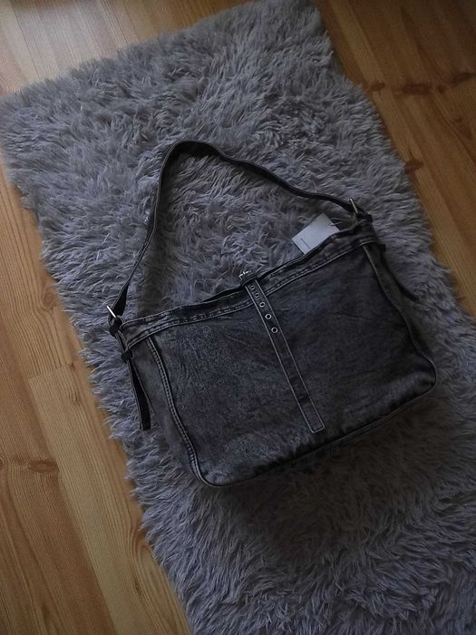 Nowa torebka hobo z efektem sprania z kosmetyczką w środku Reserved