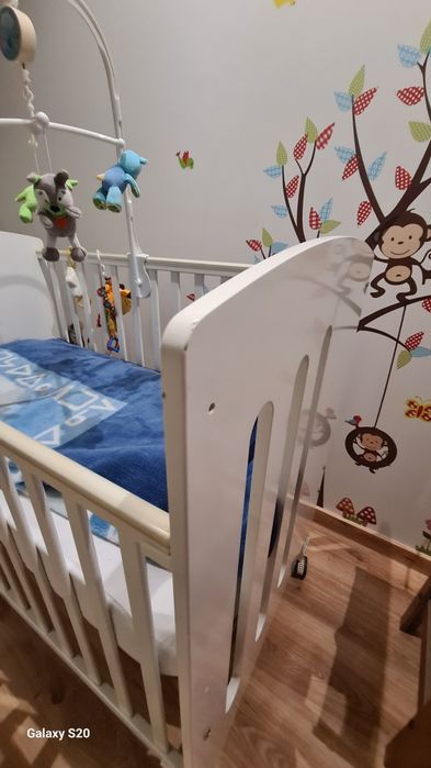 Cama de bebé com colchão