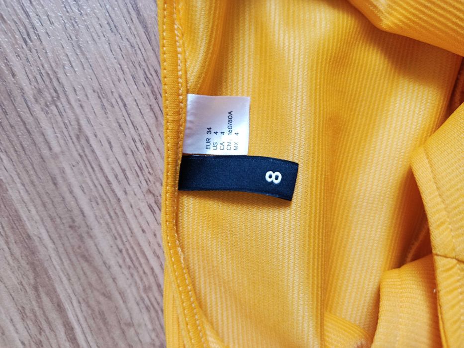 Яскраве плаття сукня