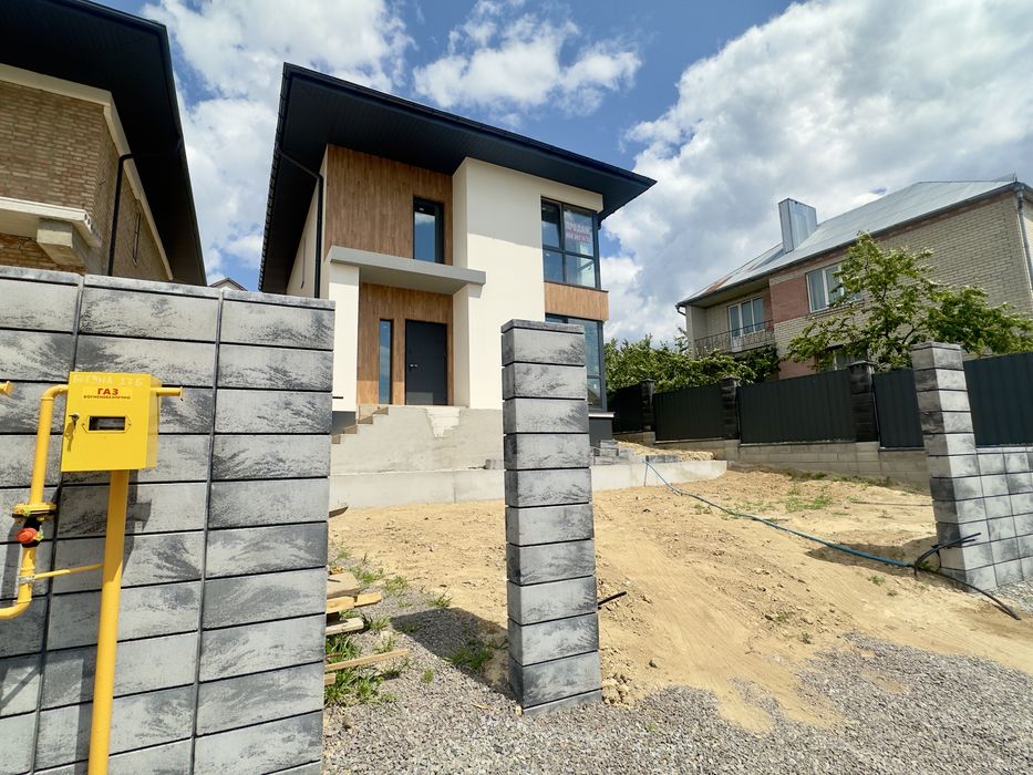 Будинок в Червоних горах з усіма комунікаціями! Є-оселя!