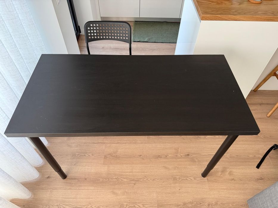 Secretária preta IKEA