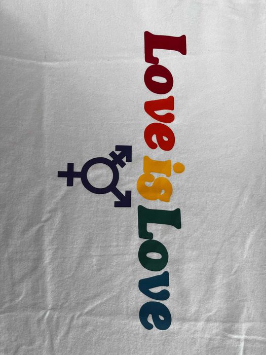 T-Shirt Love is Love – Fruit of the Loom – Nova