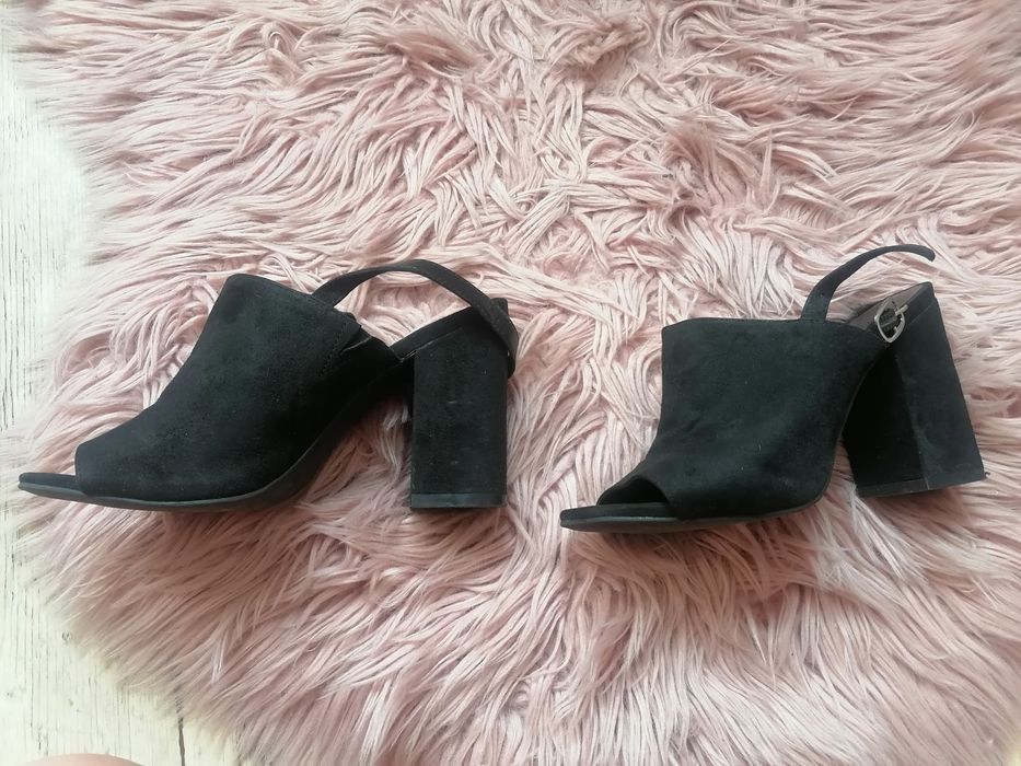 Czarne sandałki na obcasie Graceland Deichmann