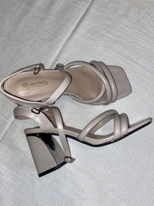 Босоніжки жіночі